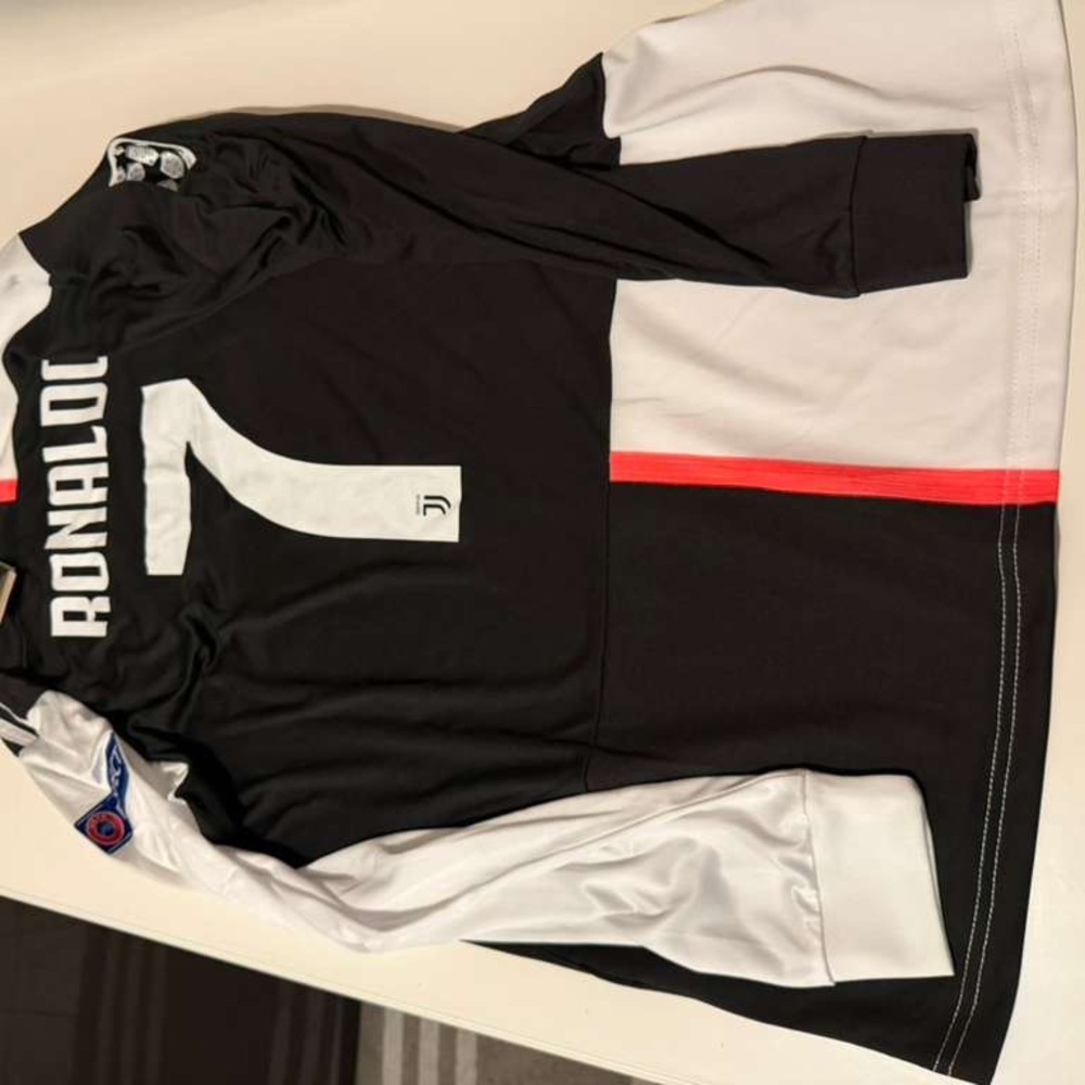 Ronaldo Juventus home jersey size L